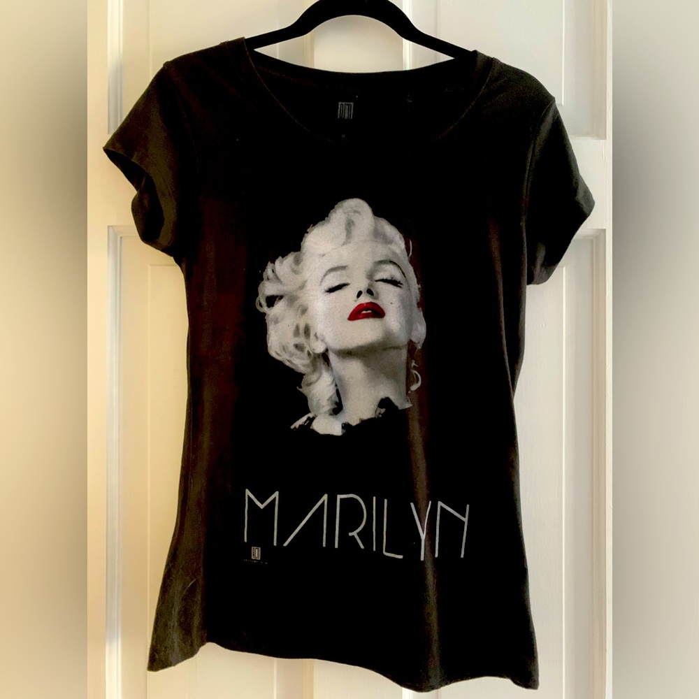 NWT Red Carpet Noir brand Ladies Size Medium t-shirt